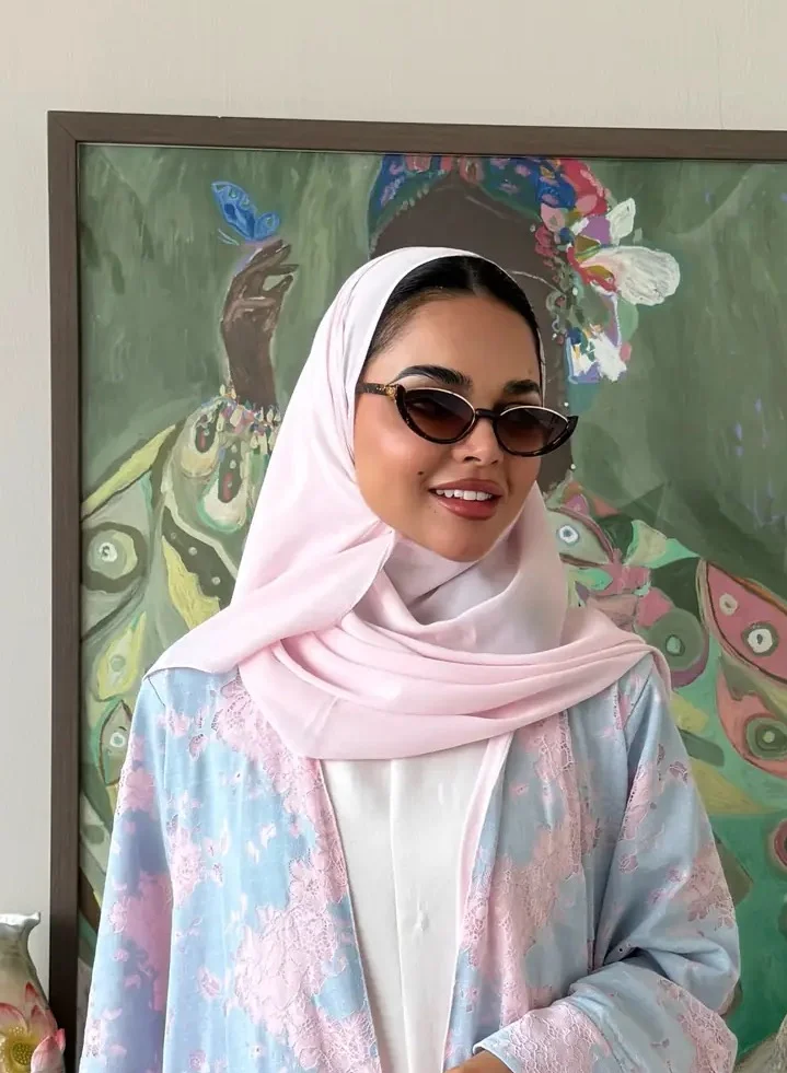 عبايات لوسين طرحة سادة باللون الوردي