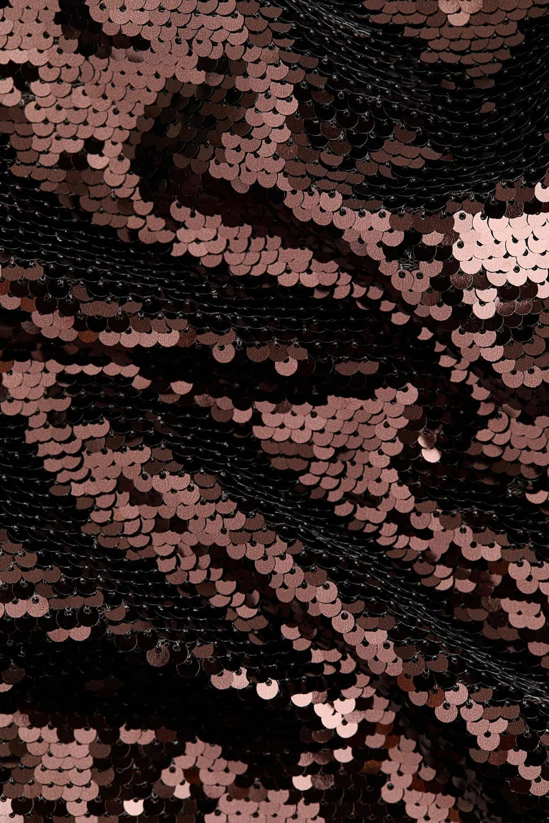 اتش اند ام تنورة ميدي مزينة بالترتر