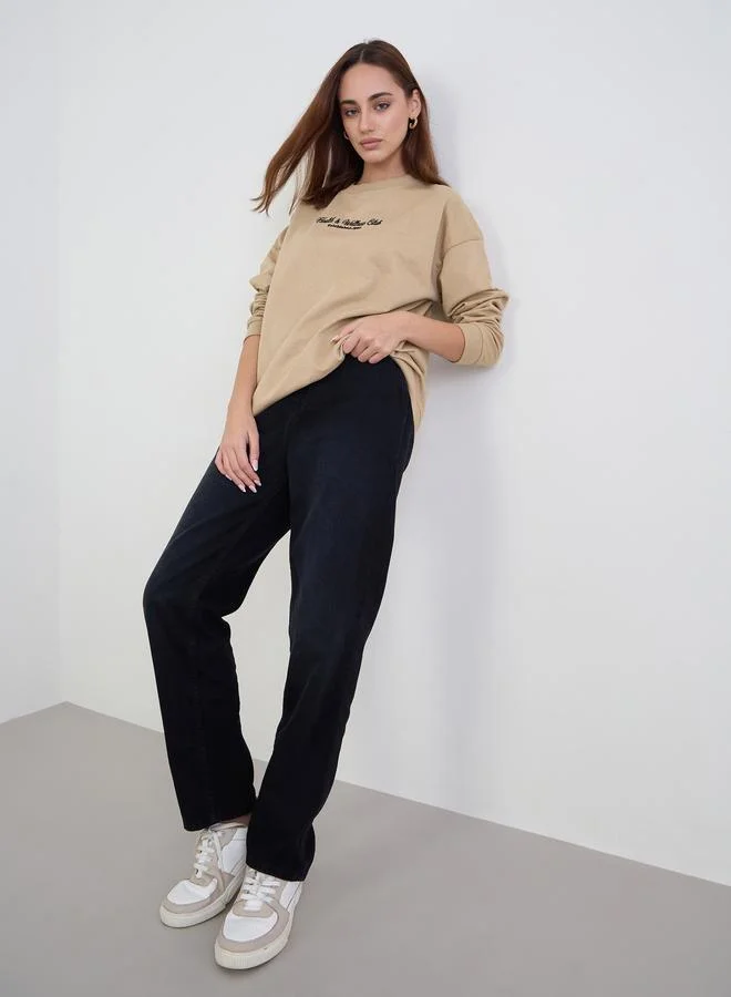 ستايلي سويت شيرت واسع مطرز بلون تان