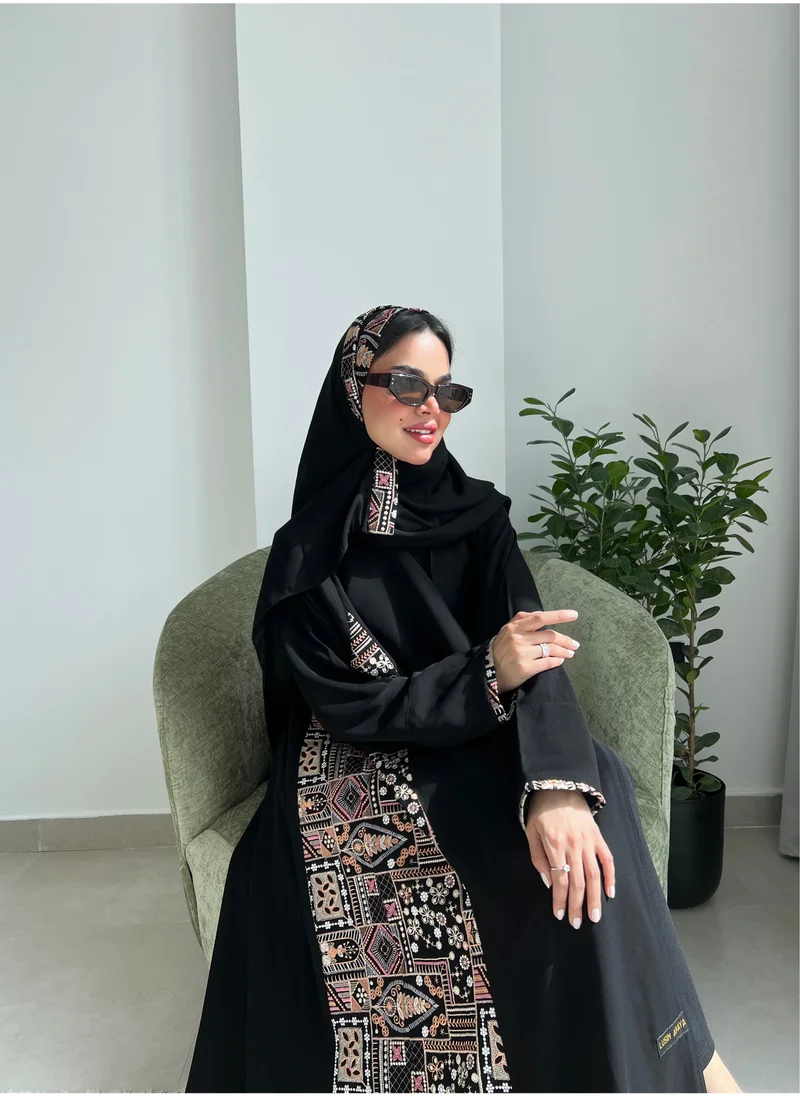 عبايات لوسين عباية كريب ملكي مطرزة بزخارف على كامل الجانبين