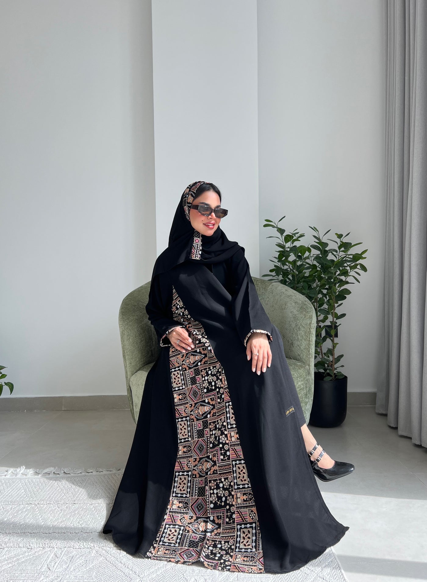 عباية كريب ملكي مطرزة بزخارف على كامل الجانبين