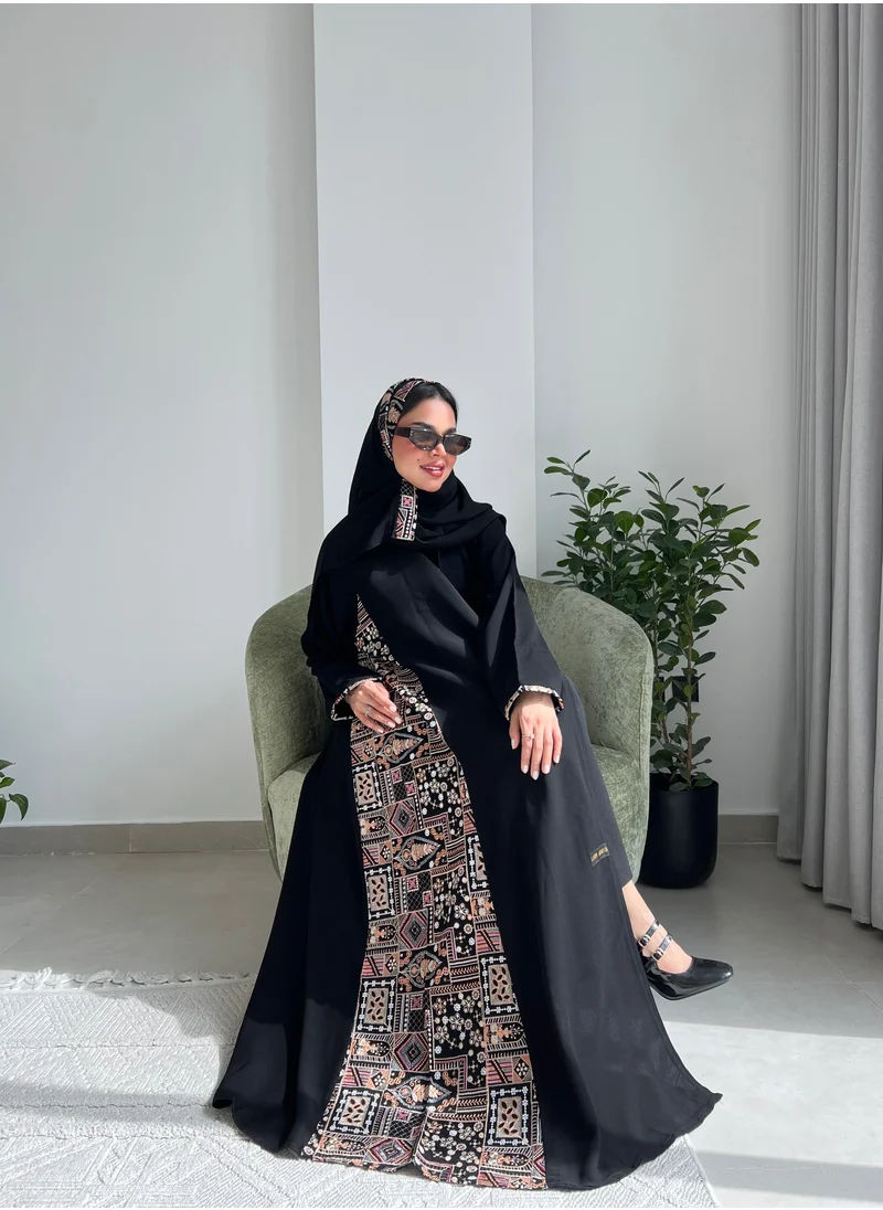 عبايات لوسين عباية كريب ملكي مطرزة بزخارف على كامل الجانبين