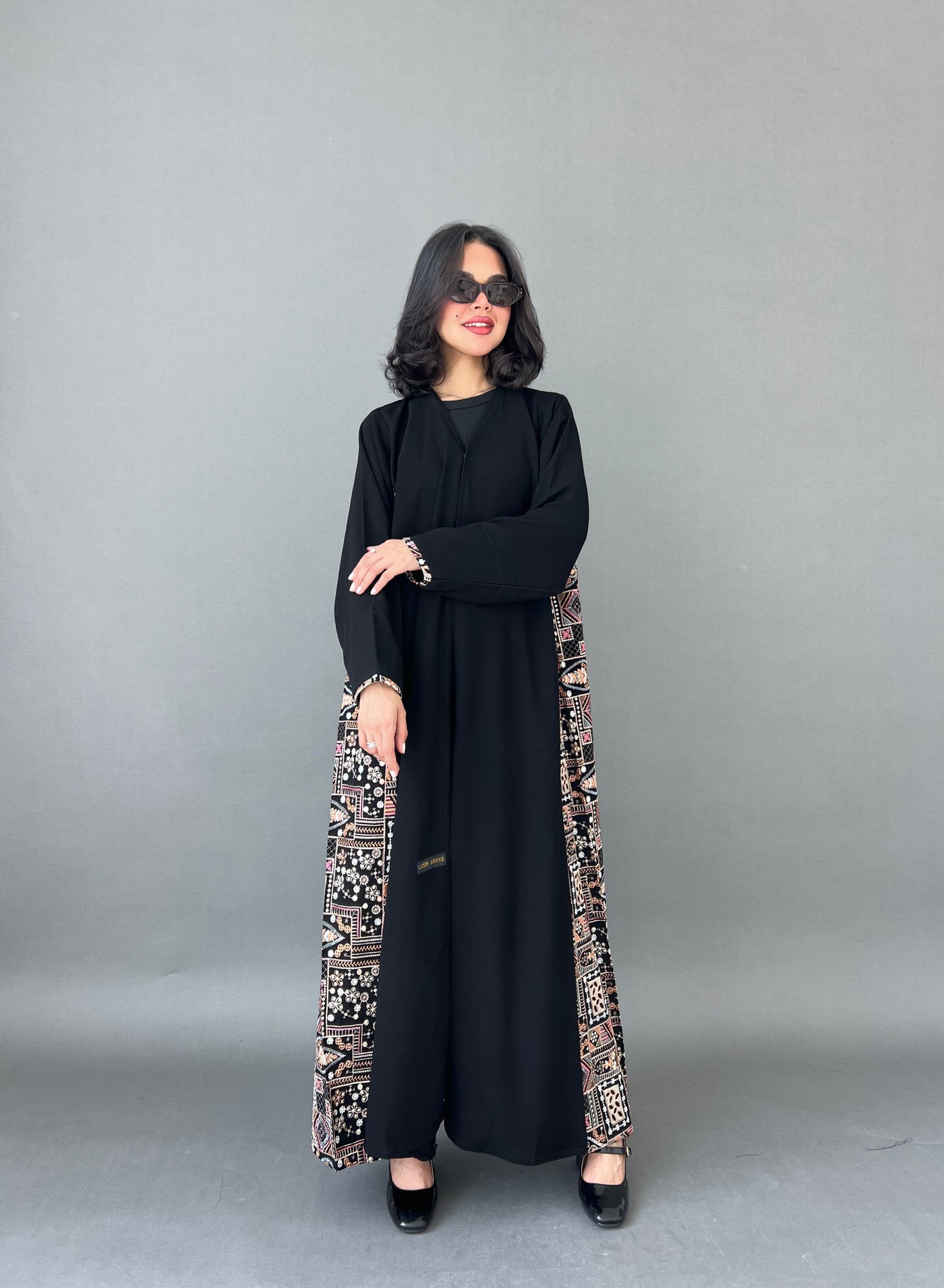 عباية كريب ملكي مطرزة بزخارف على كامل الجانبين