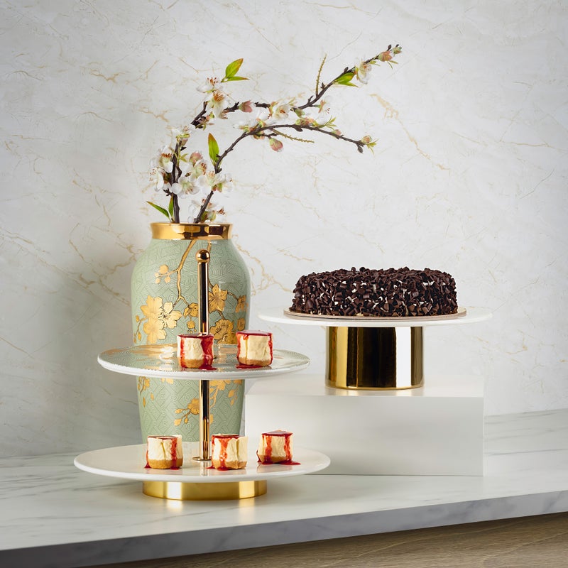 La Mesa white porcelain cake stand with gold base - Image 5