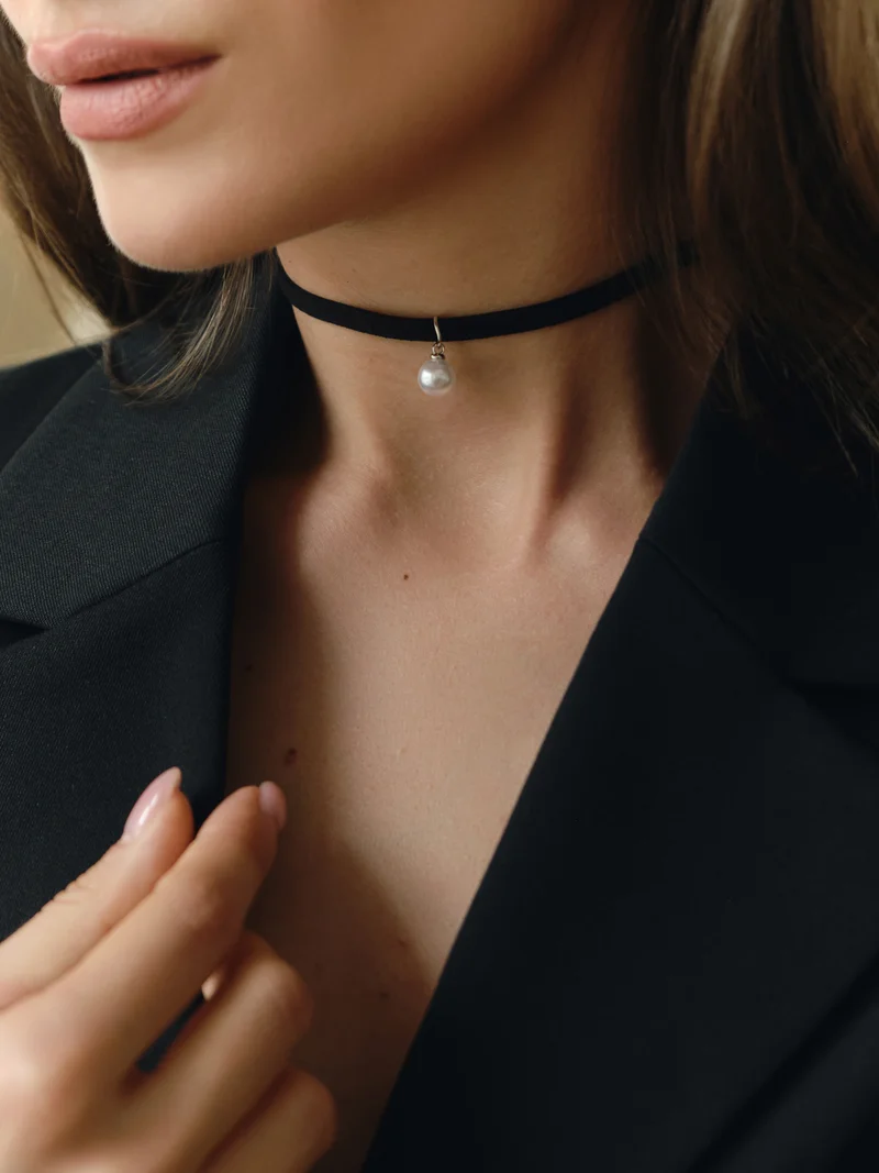 Chocker necklace with a pearl