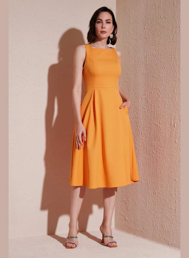 ليلا فستان ميدي بياقة دائرية وقصة عادية وجيوب وطيات للنساء