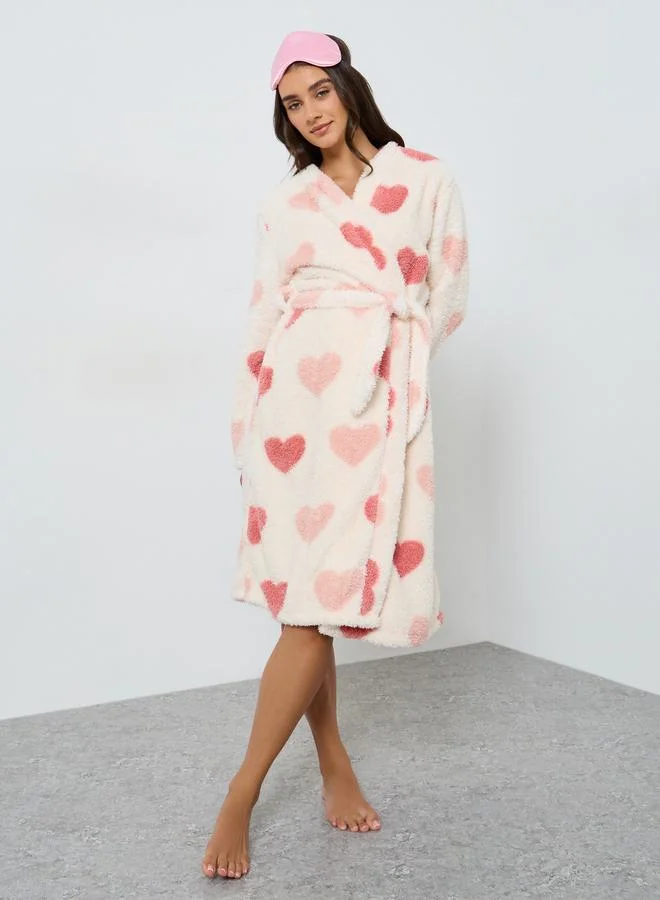 تايك تو روب بكسرات أمامية وحزام مع طبعة جرافيك قلب