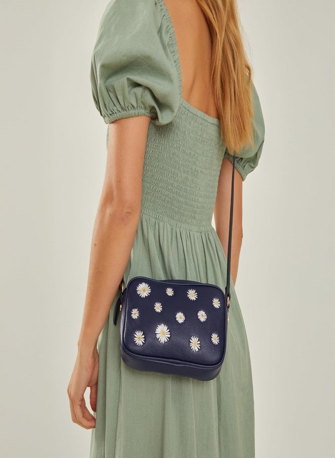 أكسيسورايز حقيبة كتف نسائية من الجلد الصناعي مزينة بزهرة الأقحوان باللون الأزرق الداكن من أكسسورايز لندن - Image 2
