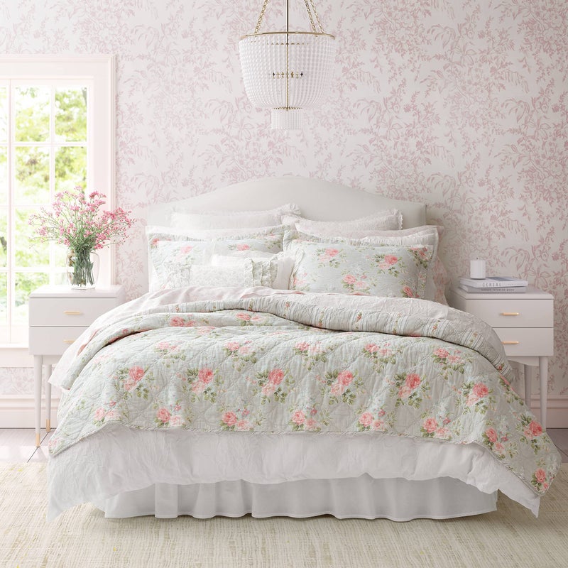 LAURA ASHLEY Laura Ashley Queen Quilt Set Reversible Cotton Bedding with Matching Shams Lightweight Home Decor for All Seasons Melany Pink Queen
