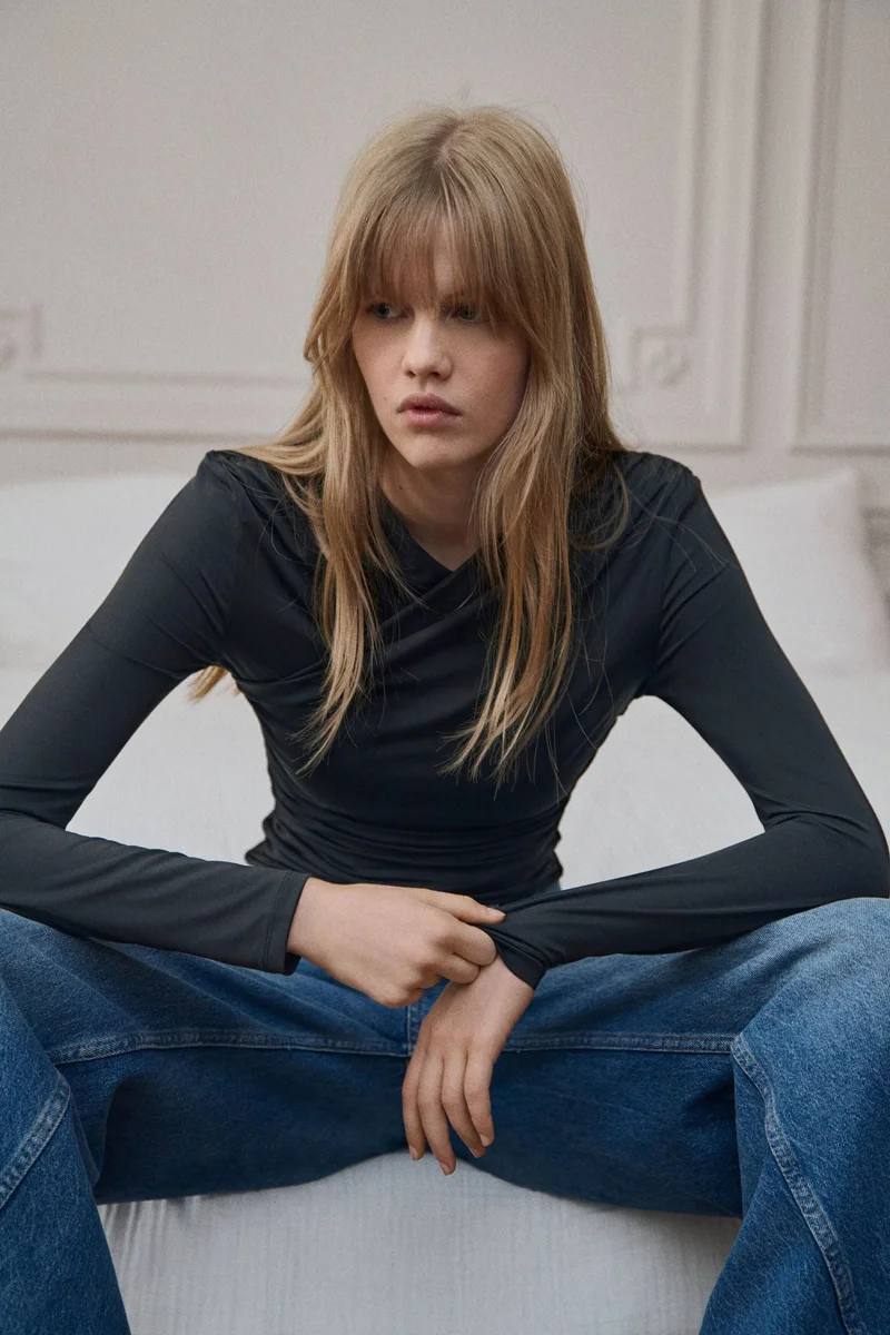 اتش اند ام بلوزة منسدلة من الجيرسيه