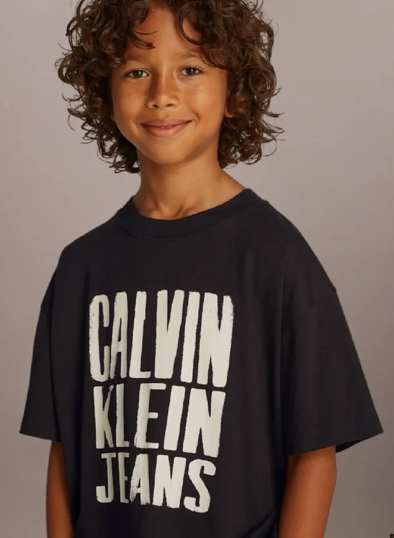 كالفن كلاين جينز تيشرت مزين بشعار كلفن كلاين