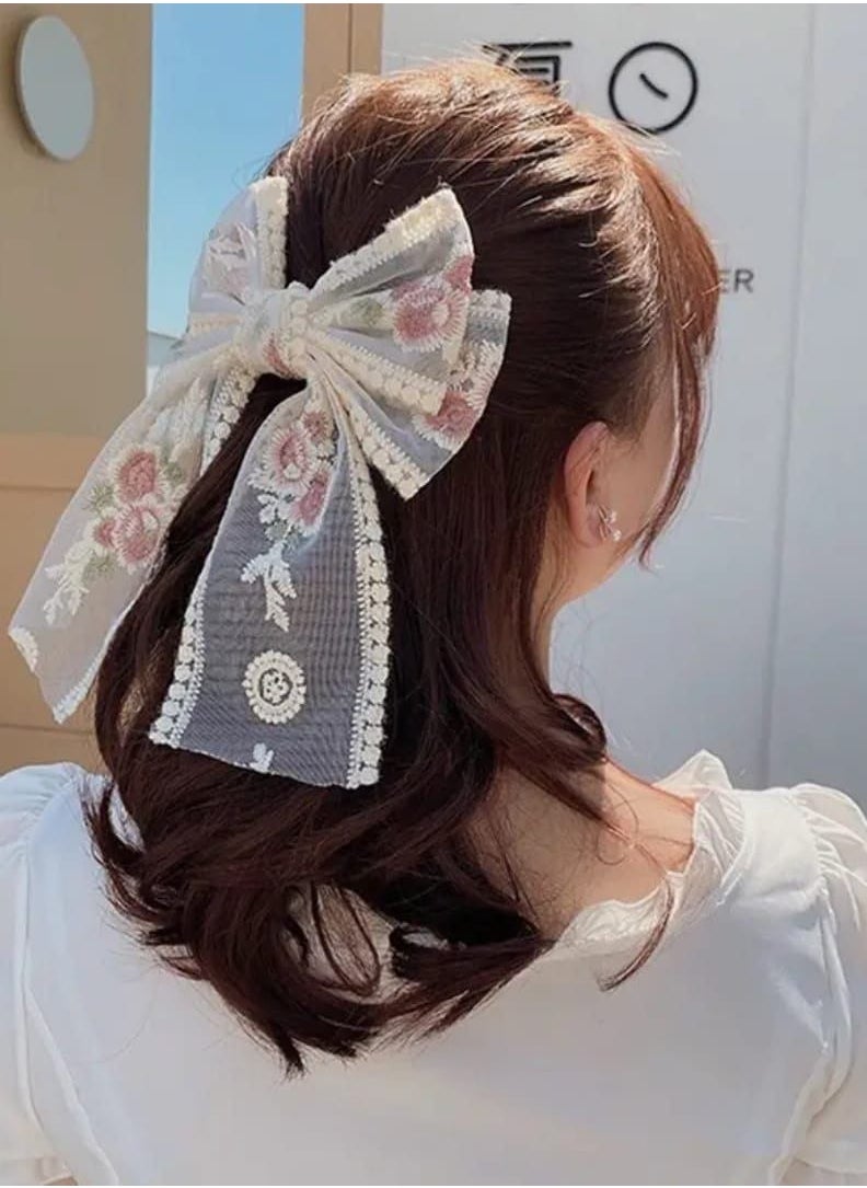 Elevate your look with this luxurious beak hair clip featuring a large bow and elegant floral embroidery! This hair clip adds a soft, romantic touch to your hair. Made from sheer lace embroidered with roses, it's secured with a practical and easy-to-use beak clip. Perfect for special occasions or to pair with a classic, charming look.