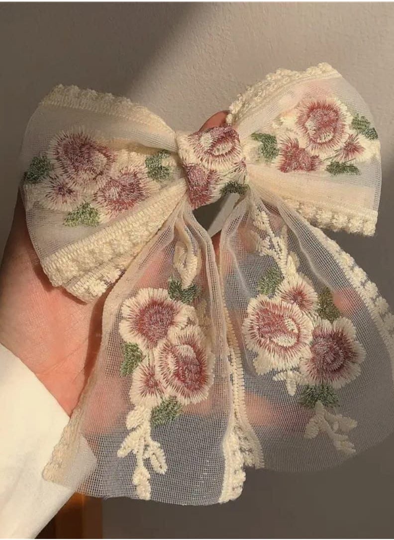 Elevate your look with this luxurious beak hair clip featuring a large bow and elegant floral embroidery! This hair clip adds a soft, romantic touch to your hair. Made from sheer lace embroidered with roses, it's secured with a practical and easy-to-use beak clip. Perfect for special occasions or to pair with a classic, charming look.