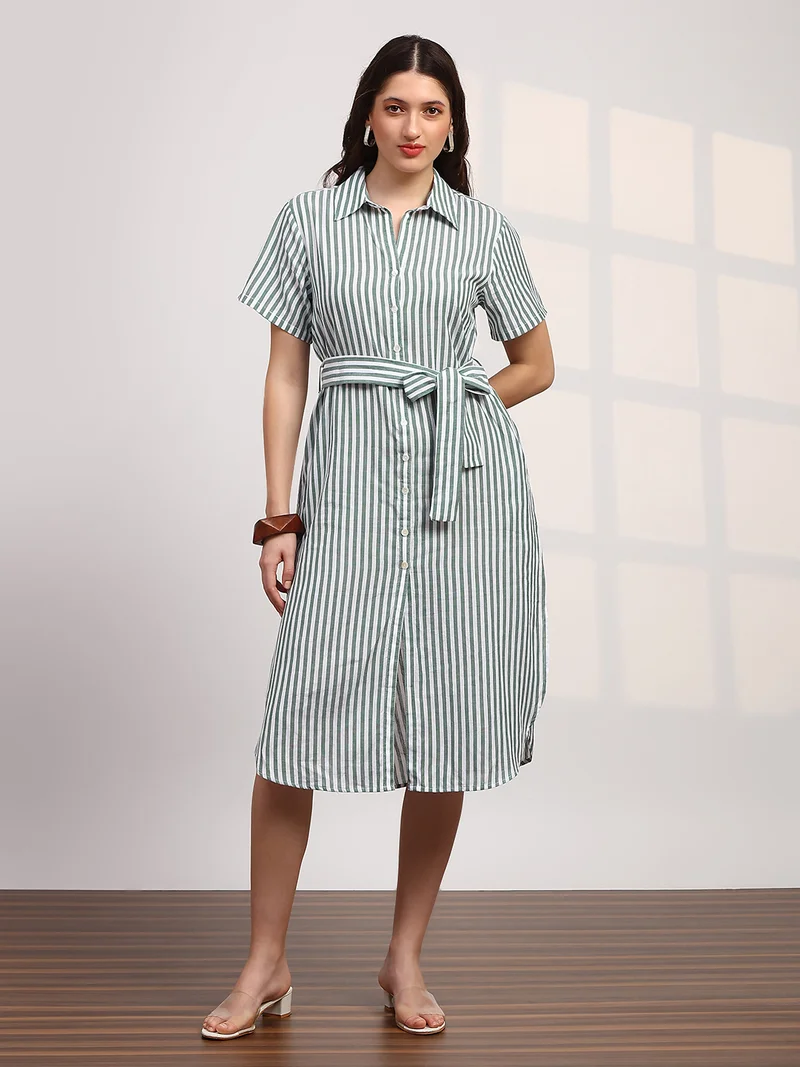 جلو باص فستان قميص نسائي مخطط باللون الأخضر بياقة قميص وحزام وحافة منحنية