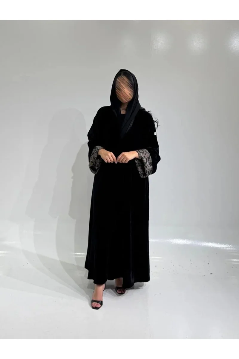 توري للعبايات عباية مخمل اسود مع أسواره جاكار بيج