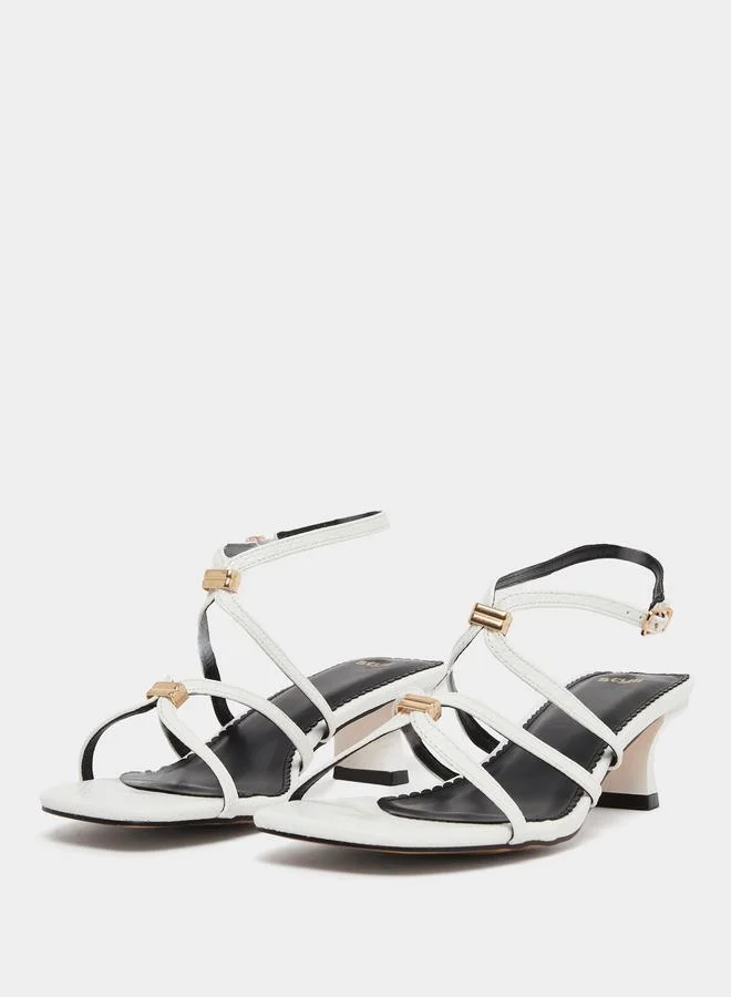 ستايلي صندل بشرائط وتفصيلة معدنية