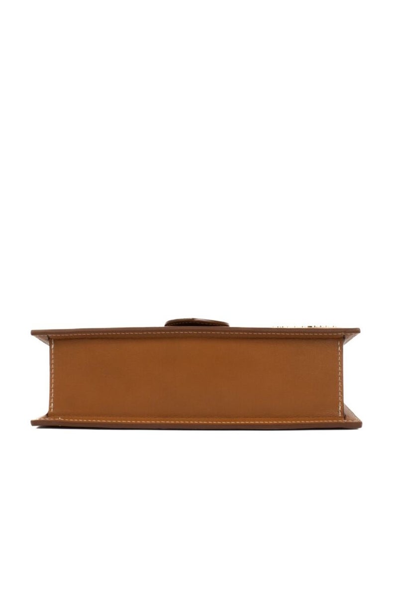 Jacquemus  حقيبة يد جلدية من Le Bambino مع حزام قابل للتعديل - Image 4