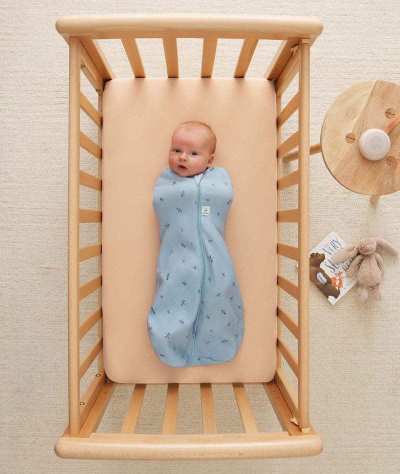 ergoPouch كيس النوم ErgoPouch Cocoon Swaddle Sack 1.0 TOG - كيس نوم للأطفال، تصميم مريح يساعد على تهدئة رد فعل الفزع، مثالي للنوم مع الأذرع داخل/خارج، قماش ناعم وقابل للتنفس لنوم أفضل (3-6 أشهر، اليعسوب) - Image 2