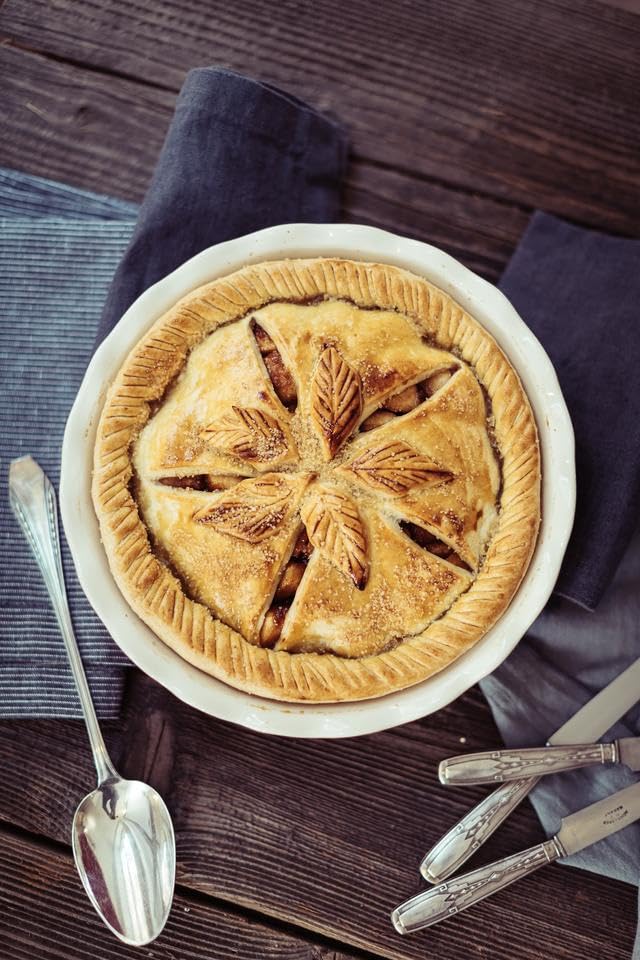 Emile Henry 9"/1.4 qt Pie Dish | Clay - Image 3