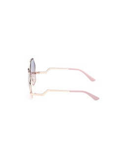 GUESS نظارة شمسية نسائية معدنية بتصميم غير متماثل ومضادة للأشعة فوق البنفسجية GU781528W61 - مقاس العدسة: 61 مم - لون ذهبي وردي لامع  - Image 4