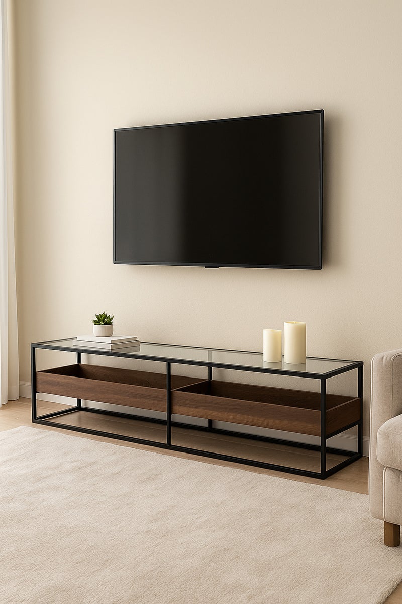 ماريا هومز طاولة تلفزيون حديثة من الجوز مع سطح زجاجي وإطار معدني أسود – 180×40×45 سم - Image 1