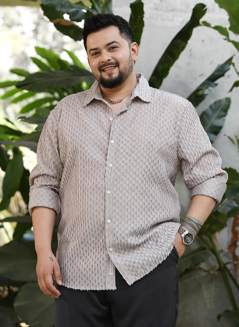 انستافاب بلس قميص رجالي مقاس بلس رمادي بنقشة كروم وحافة متعرجة للملابس الكاجوال بياقة ممتدة وأكمام طويلة بأزرار