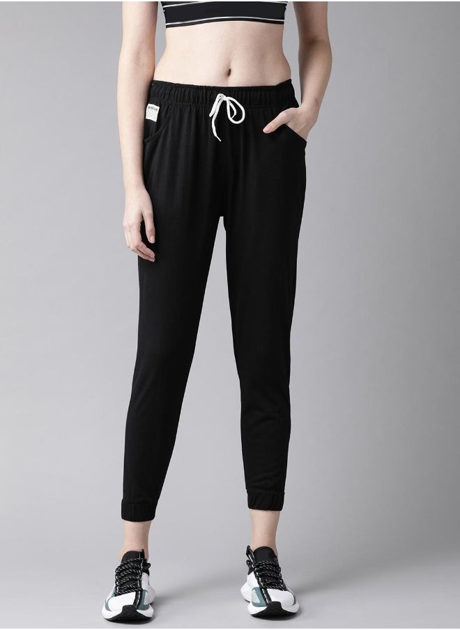 Hubberholme بنطال رياضي نسائي قصير بقصّة Slim Fit باللون الأسود  - Image 2