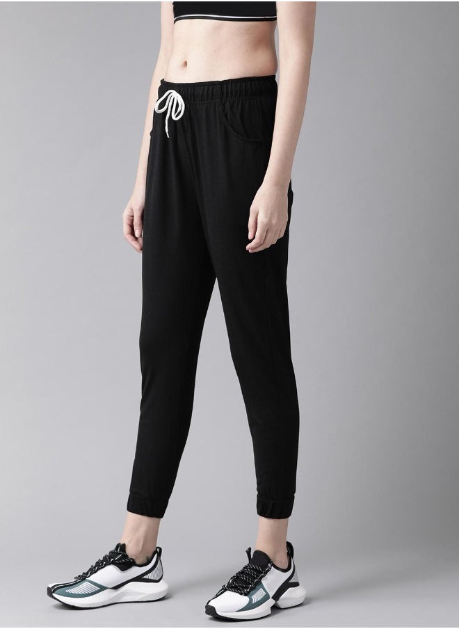 Hubberholme بنطال رياضي نسائي قصير بقصّة Slim Fit باللون الأسود  - Image 5