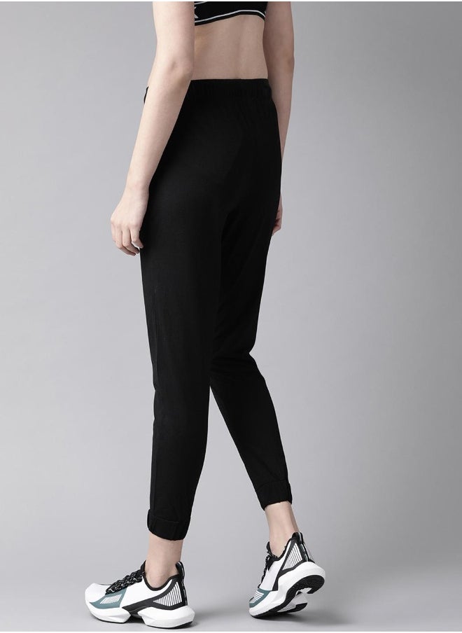 Hubberholme بنطال رياضي نسائي قصير بقصّة Slim Fit باللون الأسود  - Image 4
