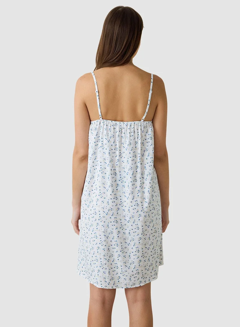 بنتي قميص نوم ليلاه أبيض بصدرية على شكل حرف  وحمالات قابلة للتعديل