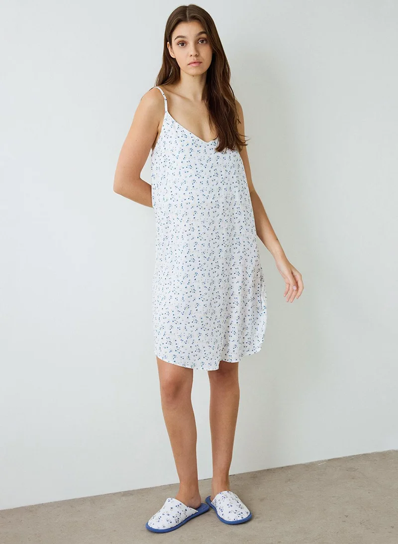 بنتي قميص نوم ليلاه أبيض بصدرية على شكل حرف  وحمالات قابلة للتعديل