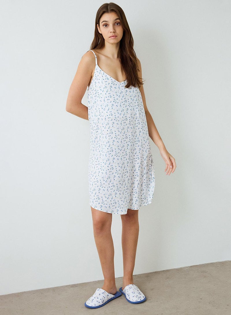 بنتي قميص نوم ليلاه أبيض بصدرية على شكل حرف  وحمالات قابلة للتعديل - Image 1