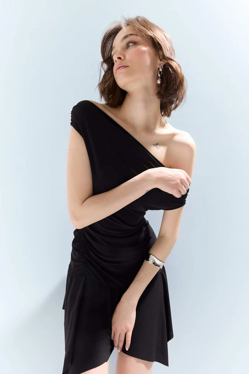 ديفاكتو Off Shoulder Short Sleeve Mini Black Dress