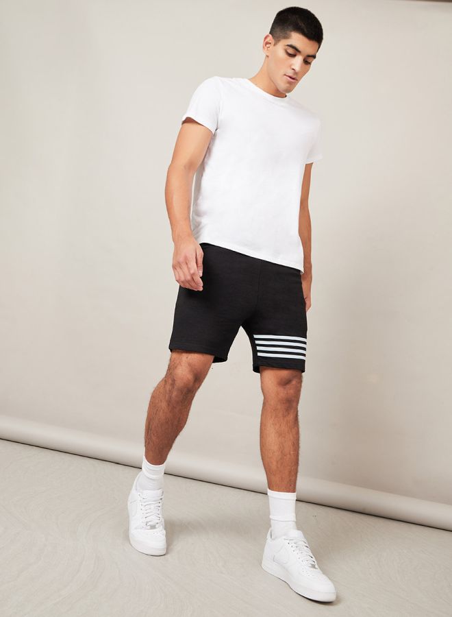 ستايلي شورت مخطط بقصة عادية - Image 2