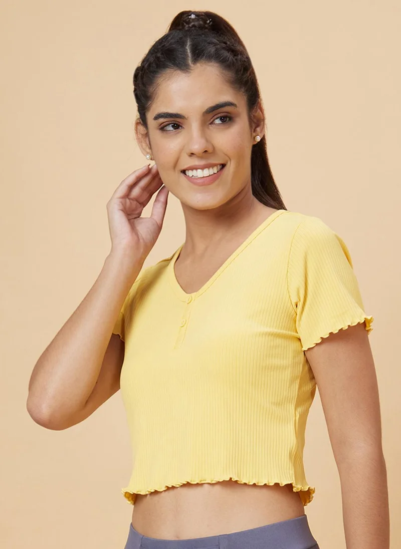 جلو باص بلوزة نسائية قصيرة بياقة على شكل حرف  ومضلعة باللون الأصفر