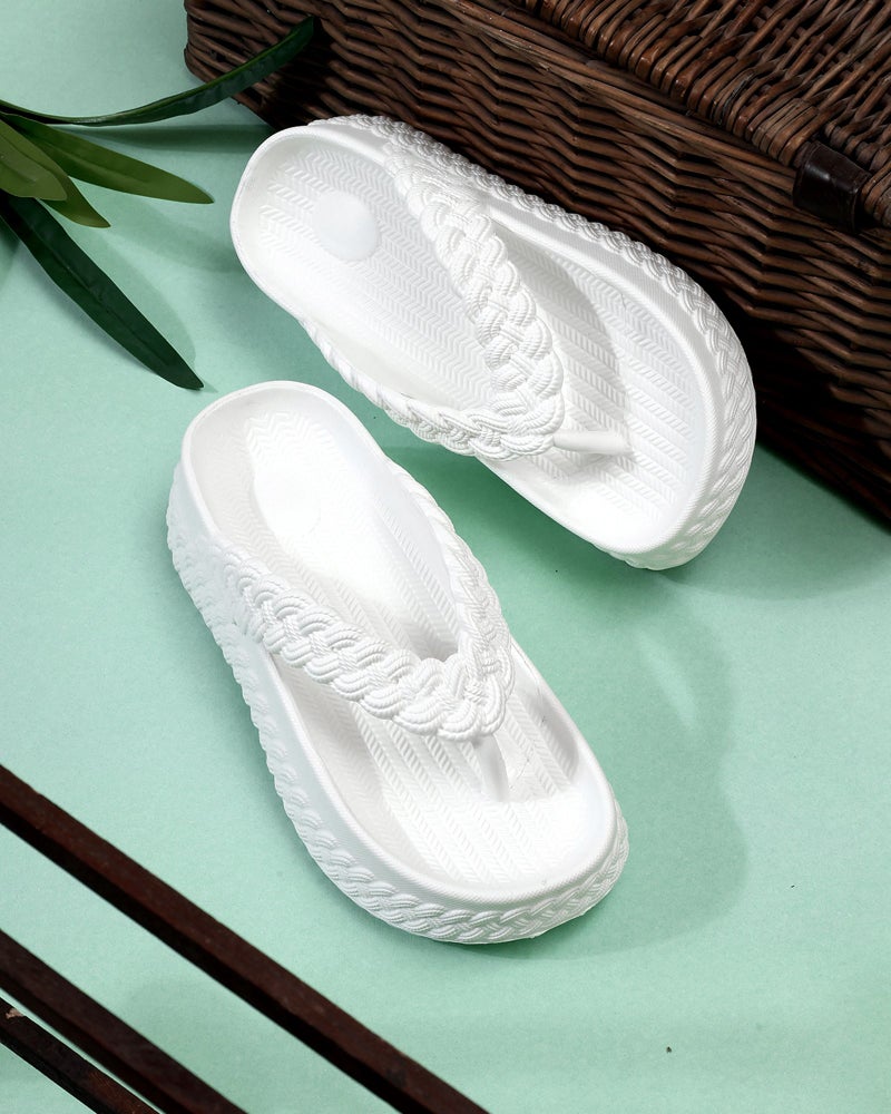 Face صنادل بيضاء لها - Image 1