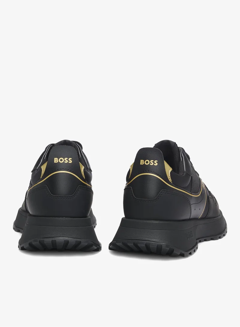 بوس حذاء رياضي بشعار وتفاصيل متباينة