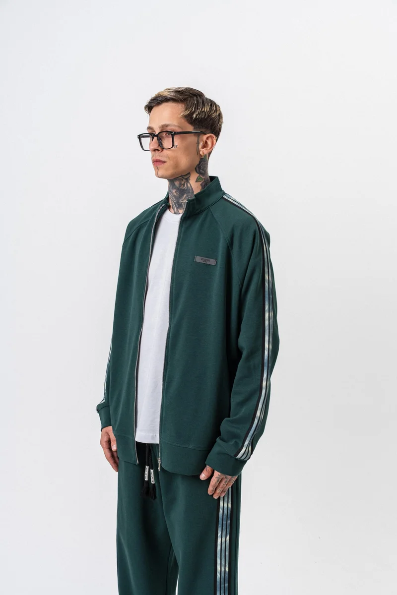 ريسباير سويت شيرت رجالي واسع (Oversize) بسحاب (Zip) بوجهين (Doubleface) بياقة قائمة وتفاصيل شريط داكن (Dark Striped) لون زيتي (Nefti)