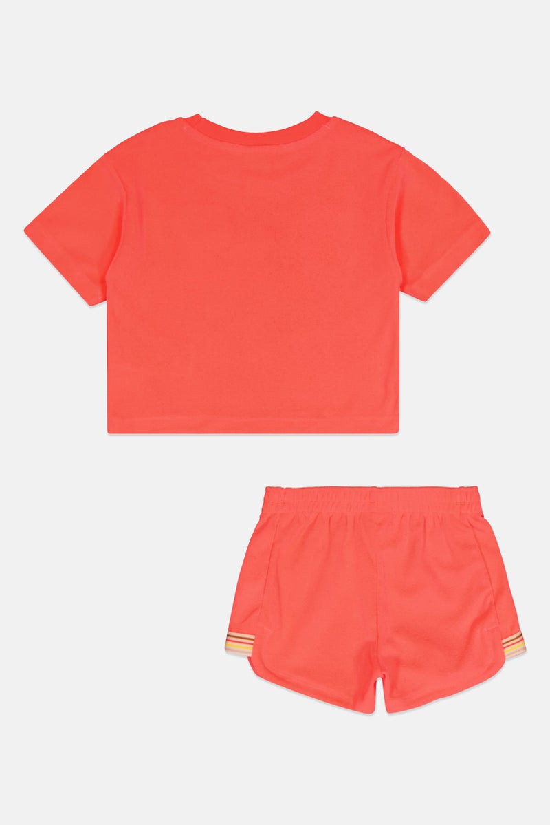Nike ملابس رياضية للبنات للأطفال 2 قطعة تناسب الأنشطة الخارجية، قميص وشورت، وردي - Image 3
