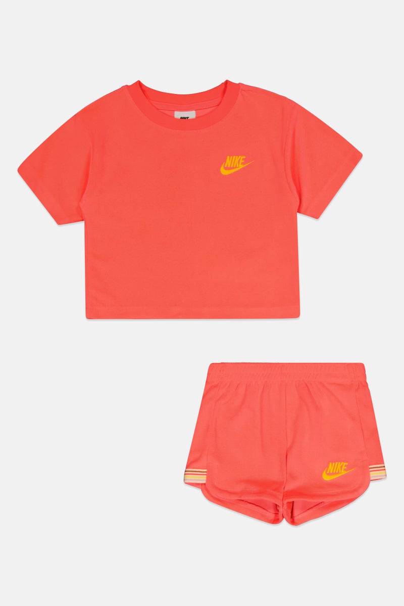 Nike ملابس رياضية للبنات للأطفال 2 قطعة تناسب الأنشطة الخارجية، قميص وشورت، وردي - Image 2