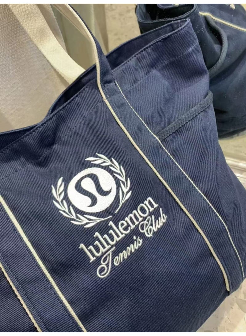 لولوليمون ​حقيبة توت 20 لتر بتصميم ثنائي اللون ومطرزة - حقيبة كتف قماشية عالية السعة للرجال والنساء​ - Image 3