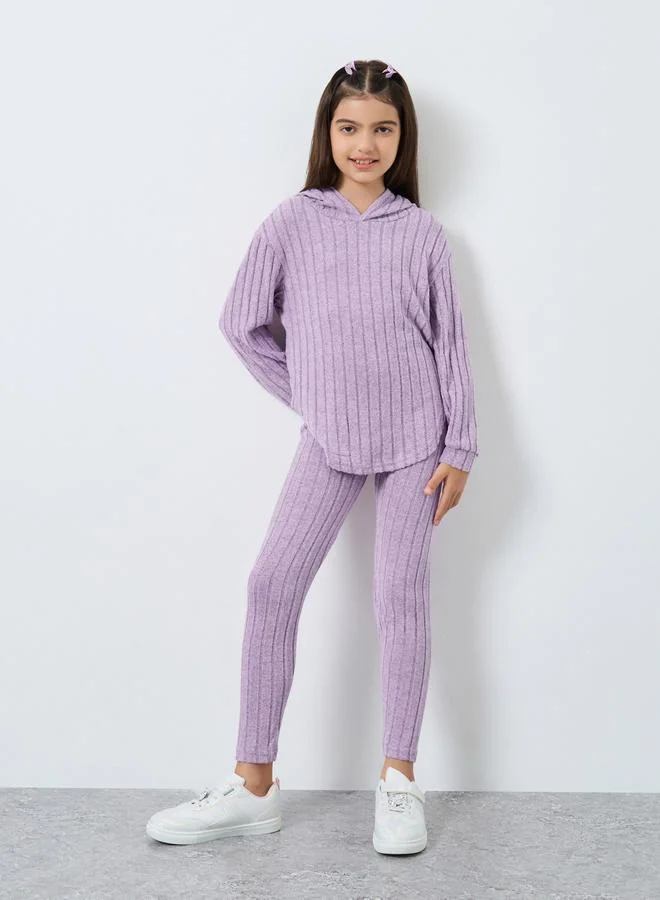 ستايلي طقم منسق من بلوزة محبوكة بياقة هودي مع ليقنز