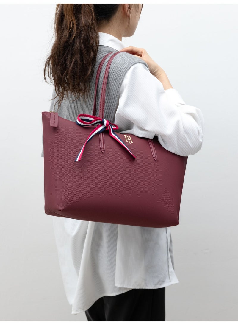 Tommy Hilfiger Denim حقيبة حقيبة حقيبة حقيبة نسائية برغندي، موضة كلاسيكية توقيع متعدد الاستعمالات شريط كبير السعة حقيبة كتف للسفر، العمل، صالة رياضية، - Image 2