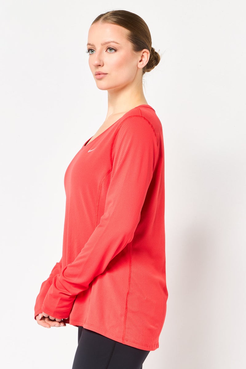 Nike بلوزة تدريبية طويلة الأكمام للنساء بتقنية دري-فيت، حمراء - Image 4