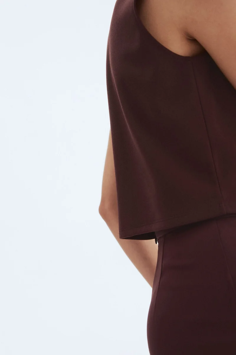 اتش اند ام بلوزة مزينة بأزرار