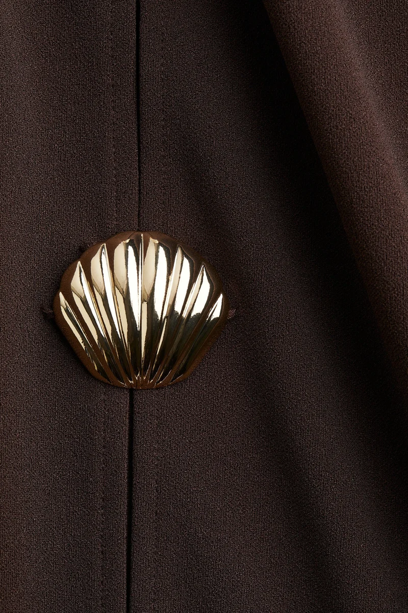 اتش اند ام بلوزة مزينة بأزرار