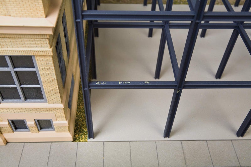 Walthers Cornerstone مجموعة موقع بناء ناطحة سحاب وولثرز، 8-5/8 × 10-9/16 × 5-3/4" 21.9 × 26.8 × 14.6 سم، متعدد الألوان، (933-3761) - Image 5