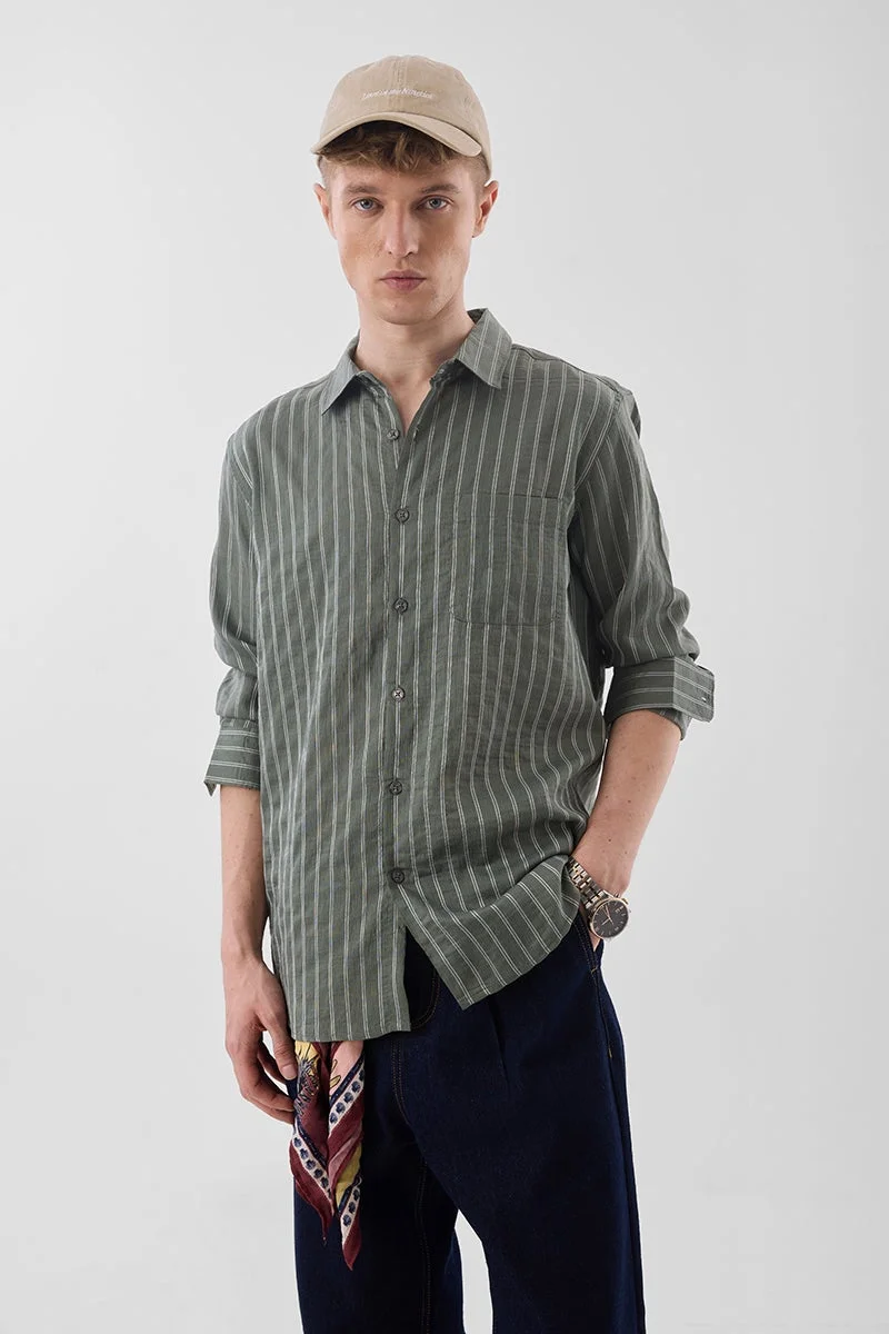 سنيتش قميص أوليڤ مخطط بقصة ضيقة من قماش ليكرا فاخر