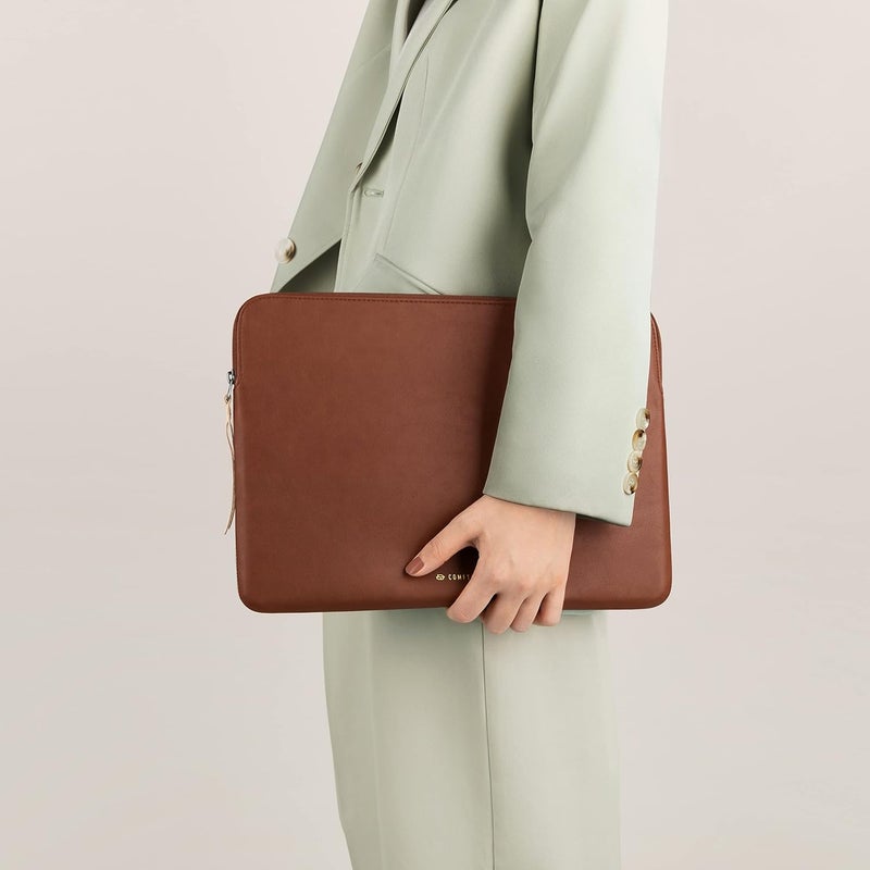 Comfyable حافظة لابتوب رفيعة واقية 15 بوصة 14 بوصة، حقيبة جلدية PU متوافقة مع 15" ماك بوك إير (تناسب محكم) M4 2025 و 14" ماك بوك برو M4 (تناسب فضفاض)، حقيبة كمبيوتر لماك، بني - Image 2