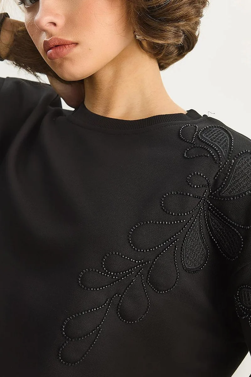 Bianco Lucci LUCCI Embroidered Crew Neck Long Sleeve Sweatshirt